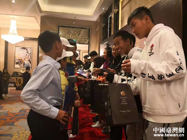 海峽兩岸青少年網球交流訓練營在廣州星河灣開營 海峽兩岸青少年網球交流訓練營在廣州星河灣開營