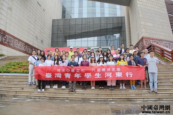 兩岸青年學生山西運城雨中拜關公 兩岸青年學生山西運城雨中拜關公
