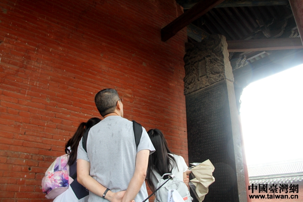兩岸青年學生山西運城雨中拜關公 兩岸青年學生山西運城雨中拜關公
