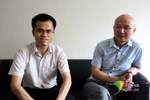 圖為“臺灣老板”何曉華(右)和大陸青年陳就(左)。受訪者供圖