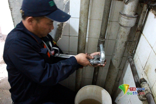 圖為維修工提供上門維修服務。受訪者供圖