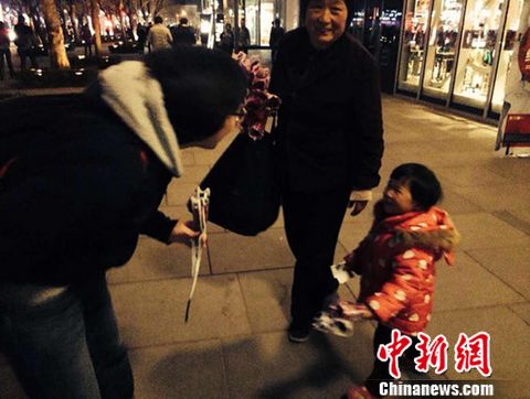 (3£EmilyһλͬӡƯ_ѹuСŮIһ仨@׌EmilyXúܜůL߹D)