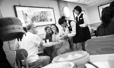 臺灣鼎泰豐小吃店的服務人員在服務顧客。(資料圖片)