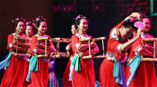 海峽論壇媽祖文化活動周啟幕 臺胞盼臺灣直航湄洲島常態(tài)化運營 第十一屆海峽論壇·媽祖文化周6月10日在“媽祖故里”福建湄洲島啟幕,多位來訪臺胞……