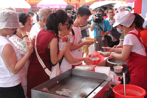 圖3廟會上的吃貨們很踴躍(中國臺灣網 蕪同 攝)