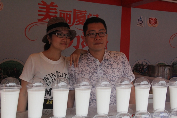 圖7兩岸合作練攤的小夫妻(中國臺灣網 蕪同 攝)