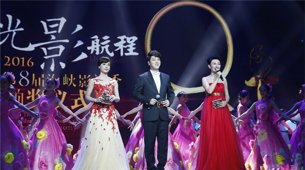 《瑯琊榜》再奪獎 獲 12日晚,第八屆海峽影視季頒獎儀式在廈門小白鷺?biāo)囆g(shù)中心黃榮劇場舉行,《瑯琊榜》……