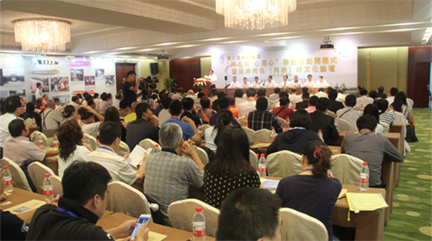 這是心的呼喚——兩岸“同名村·心連心”活動開幕 幾百年前,許多福建人背井離鄉(xiāng),帶著祖宗的牌位渡海到臺灣謀生,他們教育后代不忘……