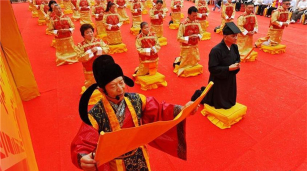 兩岸500余名信眾臨水宮祖廟同心祈福 共敘兩岸情 6月13日,閩臺兩岸民間民俗文化交流活動——第八屆海峽論壇·陳靖姑文化節(jié),在陳靖……