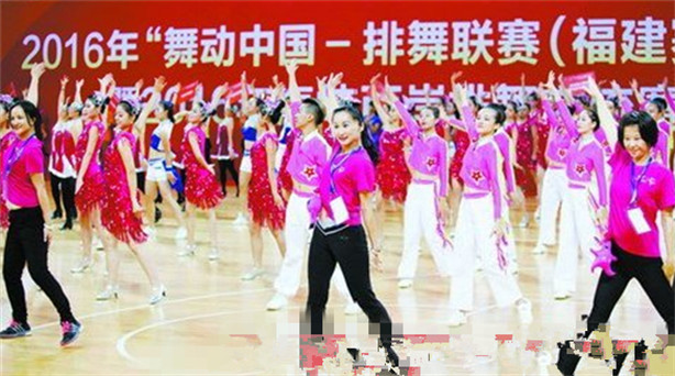 2016年“舞動中國排舞聯(lián)賽”在廈舉行:以舞會友 共敘中華情 如果不是頭上的白發(fā)“泄密”,你很難看出李宛樺的年齡。在排舞表演中,她走著曼妙……