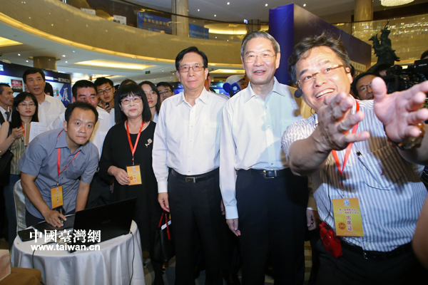 在“動(dòng)漫展區(qū)”,來自臺(tái)灣的陳天賞向張志軍介紹利用紅色龍蝦殼制作的“蝦兵蝦將”。