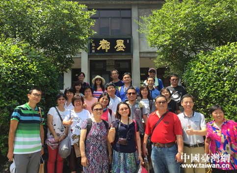 (參訪團(tuán)一行于徽墨廠合影) (參訪團(tuán)一行于徽墨廠合影)