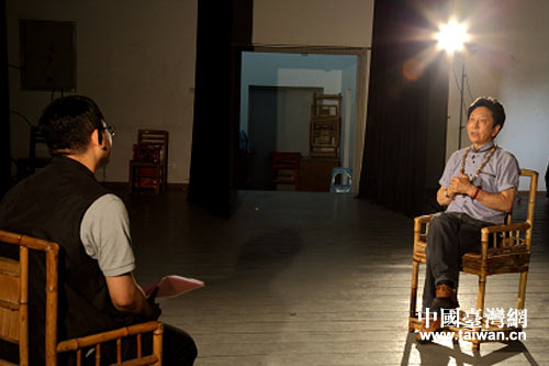 彭登懷(右一)在接受采訪組采訪 彭登懷(右一)在接受采訪組采訪