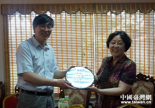 北京市臺聯鄭大副會長向河南省臺聯贈送禮物 北京市臺聯鄭大副會長向河南省臺聯贈送禮物