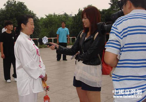 臺(tái)灣TVBS電視臺(tái)記者采訪太極雙劍女皇陳桂珍 臺(tái)灣TVBS電視臺(tái)記者采訪太極雙劍女皇陳桂珍