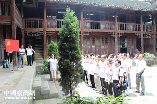 在猴場會議會址紀念館重溫入黨誓詞 在猴場會議會址紀念館重溫入黨誓詞