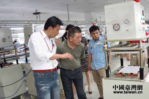 德陽臺辦主任林永成(前排右一)參觀內江市臺資企業巨騰國際控股有限公司 德陽臺辦主任林永成(前排右一)參觀內江市臺資企業巨騰國際控股有限公司