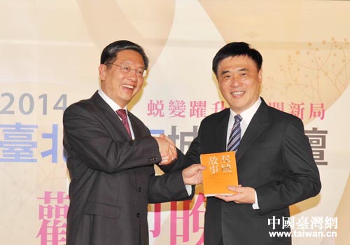 上海與臺北《雙城故事》贈書現場合影留念 上海與臺北《雙城故事》贈書現場合影留念