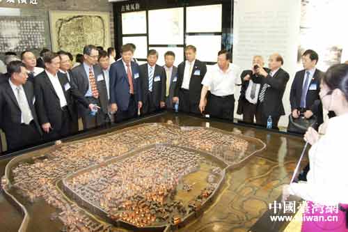 濟南市政府副秘書長耿建新在城市規劃館向來賓介紹 濟南市政府副秘書長耿建新在城市規劃館向來賓介紹