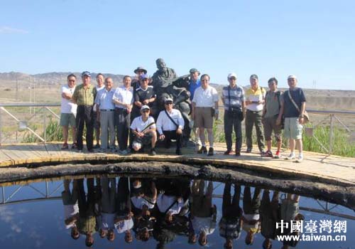 參訪團一行在克拉瑪依黑油山合影 參訪團一行在克拉瑪依黑油山合影