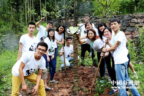 川臺學生共同種下愛心樹 川臺學生共同種下愛心樹