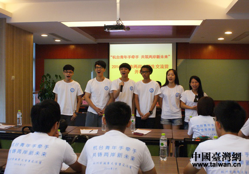 交流營開幕式上,各小組成員上臺交流互動 交流營開幕式上,各小組成員上臺交流互動