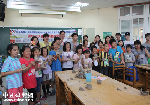 師生在臺南市北區大光小學陶藝課合影 師生在臺南市北區大光小學陶藝課合影