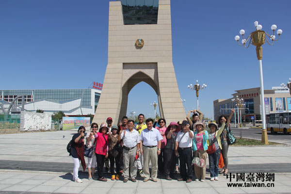 臺灣中南部基層農(nóng)會參訪團(tuán)一行在中哈邊境合影留念 臺灣中南部基層農(nóng)會參訪團(tuán)一行在中哈邊境合影留念