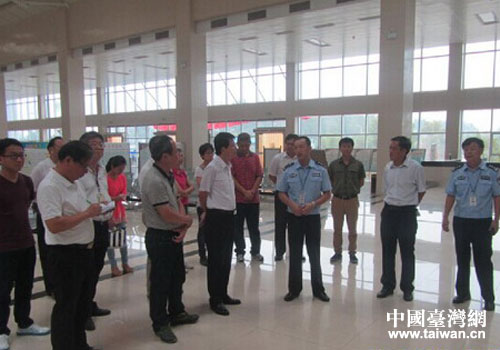 江蘇淮安臺辦組織在淮臺商開展“走進交巡警”活動 江蘇淮安臺辦組織在淮臺商開展“走進交巡警”活動