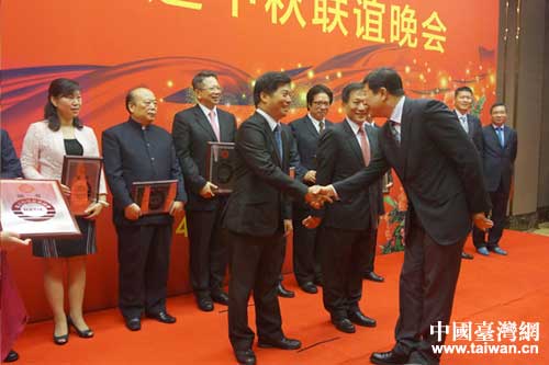 市臺辦主任汪明浩向新一屆臺協領導成員頒發證書 市臺辦主任汪明浩向新一屆臺協領導成員頒發證書