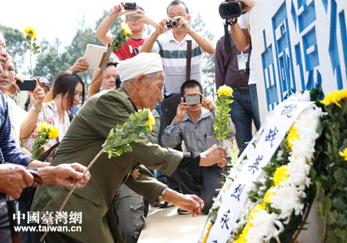一朵朵菊花寄托著老兵和社會(huì)各界對(duì)抗戰(zhàn)英烈的哀思 一朵朵菊花寄托著老兵和社會(huì)各界對(duì)抗戰(zhàn)英烈的哀思