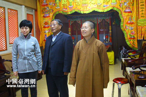 五臺山風景區文聯副主席安建華與臺灣人間福報記者、如根大師合影 五臺山風景區文聯副主席安建華與臺灣人間福報記者、如根大師合影