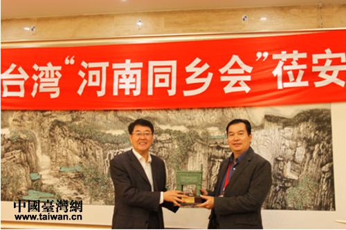 市委副書記、市委統(tǒng)戰(zhàn)部部長李文斌向參訪團(tuán)團(tuán)長張明誠贈司母戊鼎復(fù)制品 市委副書記、市委統(tǒng)戰(zhàn)部部長李文斌向參訪團(tuán)團(tuán)長張明誠贈司母戊鼎復(fù)制品