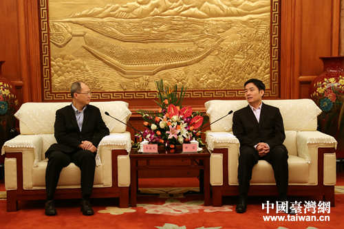 四川省副省長甘霖(右)會見臺泥集團(tuán)董事長辜成允(左) 四川省副省長甘霖(右)會見臺泥集團(tuán)董事長辜成允(左)