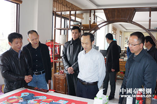 四川省臺辦機關(guān)黨委書記楊希平(中)調(diào)研綿竹年畫文化產(chǎn)業(yè)發(fā)展情況。 四川省臺辦機關(guān)黨委書記楊希平(中)調(diào)研綿竹年畫文化產(chǎn)業(yè)發(fā)展情況。