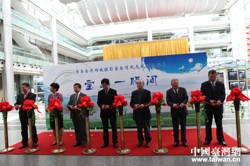 出席開幕式的嘉賓剪彩 出席開幕式的嘉賓剪彩