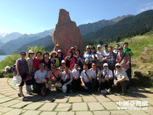 臺中縣不動產開發(fā)商業(yè)同業(yè)公會在天池景區(qū)合影 臺中縣不動產開發(fā)商業(yè)同業(yè)公會在天池景區(qū)合影