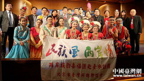 兩岸大學生演員在演出后合影 兩岸大學生演員在演出后合影