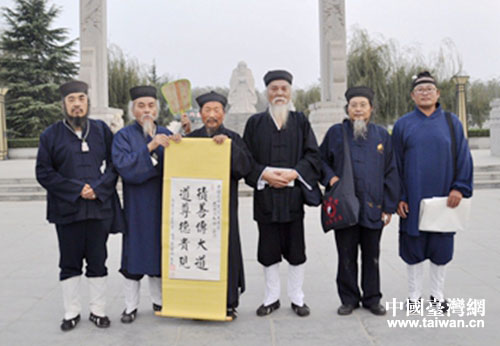 “積善傳大道,道尊德貴現(xiàn)”臺(tái)灣高道為太清宮石道長(zhǎng)題字 “積善傳大道,道尊德貴現(xiàn)”臺(tái)灣高道為太清宮石道長(zhǎng)題字