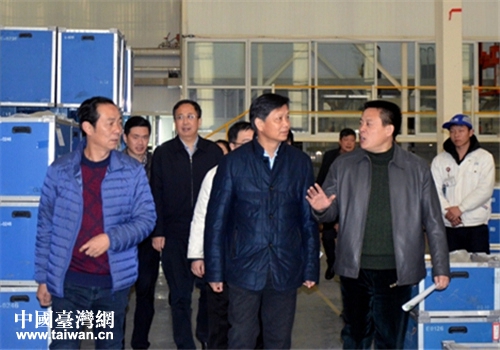 襄陽市委常委、統戰部部長李躍華(中)一行在宜城市委書記李詩等的陪同下在東陽汽配調研 襄陽市委常委、統戰部部長李躍華(中)一行在宜城市委書記李詩等的陪同下在東陽汽配調研