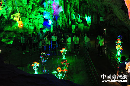 臺灣宜蘭縣少數民族參訪團嘉賓在武鳴縣伊嶺巖風景區參觀 臺灣宜蘭縣少數民族參訪團嘉賓在武鳴縣伊嶺巖風景區參觀