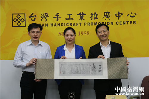 共青團襄陽市委書記、市青聯主席王巖向臺灣中華青年企業協會贈送禮品 共青團襄陽市委書記、市青聯主席王巖向臺灣中華青年企業協會贈送禮品