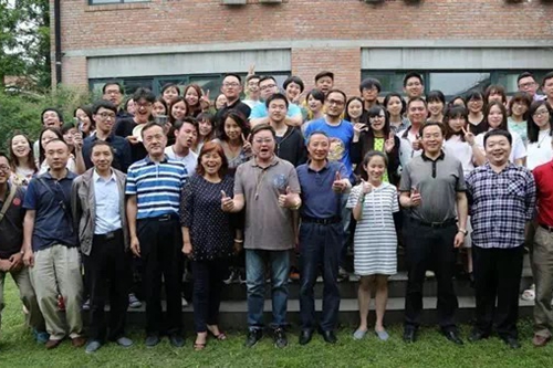 四川省臺辦領(lǐng)導與青年臺商臺生合影 四川省臺辦領(lǐng)導與青年臺商臺生合影