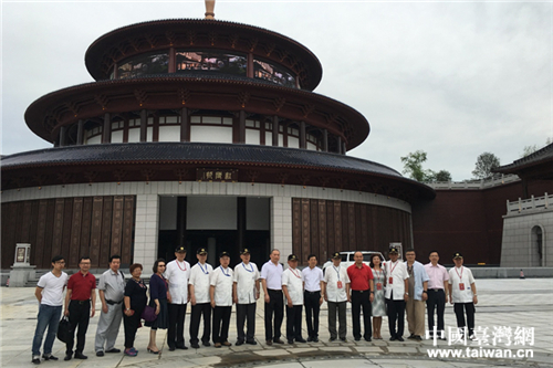 參訪團一行游覽紅木文化博覽城。 參訪團一行游覽紅木文化博覽城。