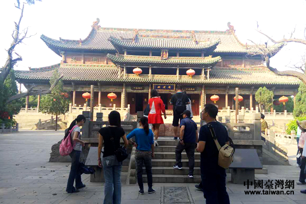 參觀堯廟。 參觀堯廟。