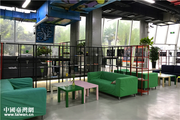 秦巴眾創(chuàng)空間內(nèi)景。(中國臺(tái)灣網(wǎng) 趙苗青 攝) 秦巴眾創(chuàng)空間內(nèi)景。(中國臺(tái)灣網(wǎng) 趙苗青 攝)