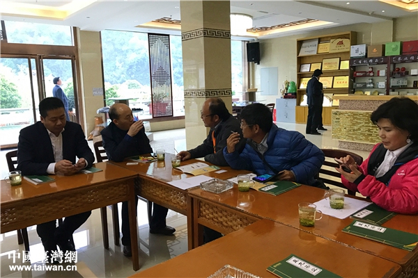 盤龍茶廠兩岸茶葉專家交流經驗。(中國臺灣網 趙苗青 攝) 盤龍茶廠兩岸茶葉專家交流經驗。(中國臺灣網 趙苗青 攝)