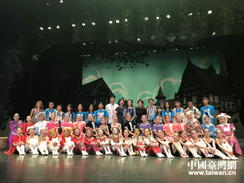 臺東縣海端小學(xué)師生與北京市少年宮師生合影 臺東縣海端小學(xué)師生與北京市少年宮師生合影