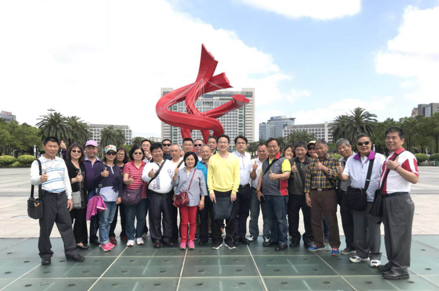 圖為桃園市楊朝偉議員一行參觀行政中心廣場 圖為桃園市楊朝偉議員一行參觀行政中心廣場