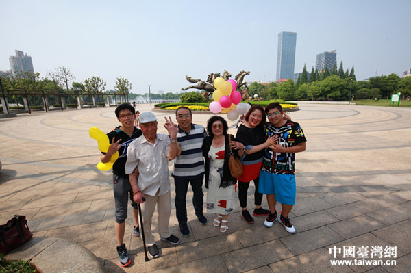 邱素蕙全家在馬鞍山三匹馬廣場前的合影 邱素蕙全家在馬鞍山三匹馬廣場前的合影